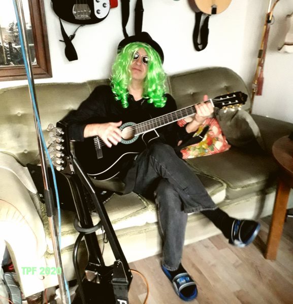 TPF auf Sofa mit Gitarre
