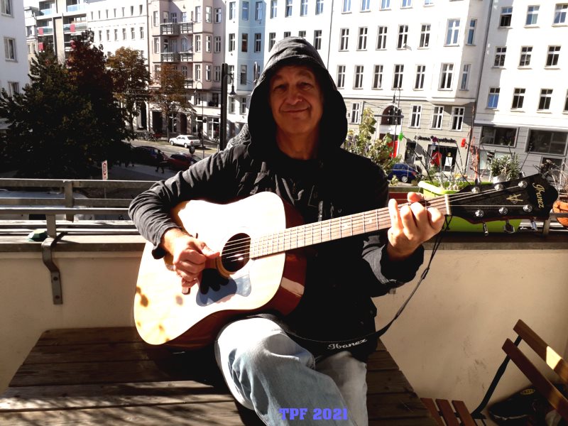 TPF mit Gitarre auf Balkon 2021