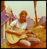 1979_TPF_GitarreVorZelt