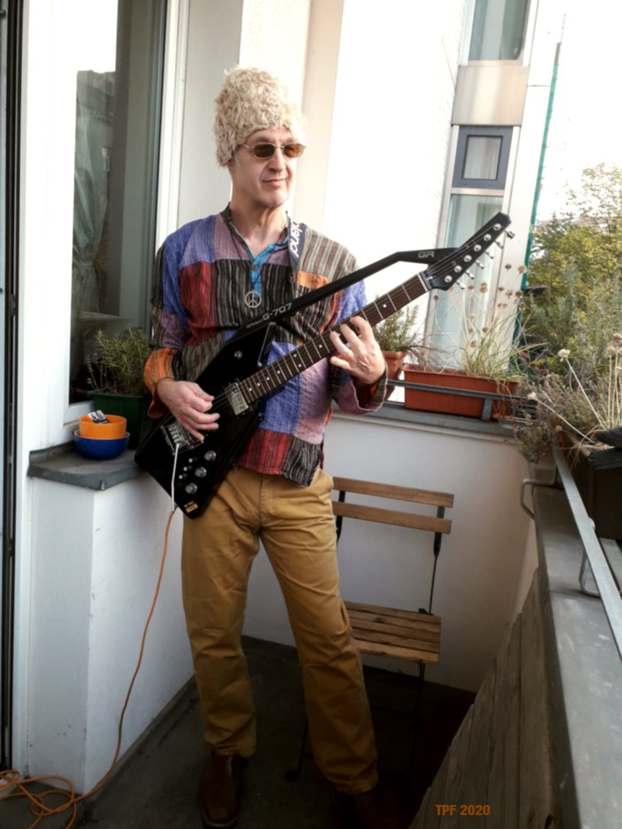 TPF auf Balkon mit G-707 Gitarre